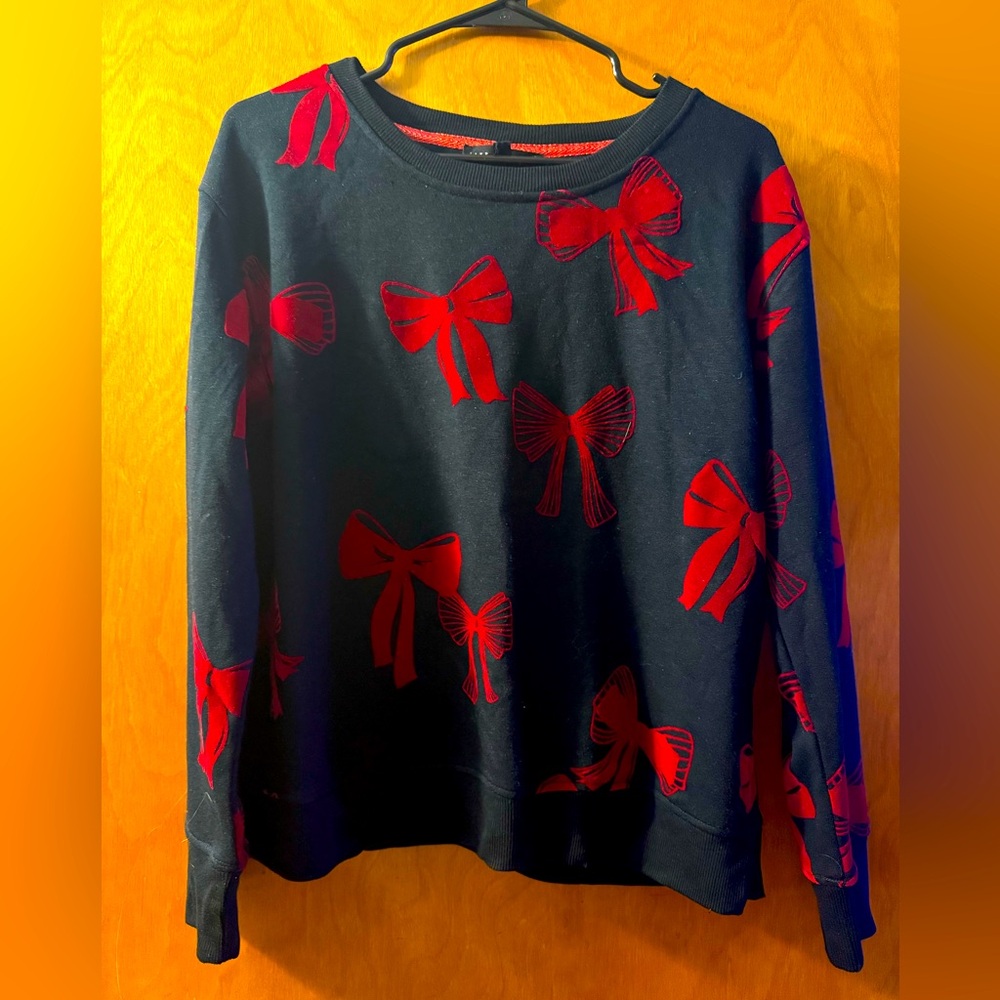 Bow sweatshirt. Medium new without tag